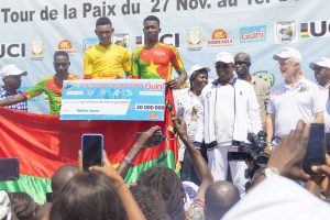 GUINI : RIDEAU SUR LE TOUR DE GUINEE - photo 1