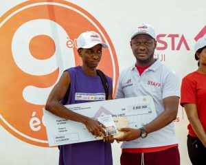 Remise effectuée par Mr Fabrice N'Guessan, le Directeur Commercial et Marketing.