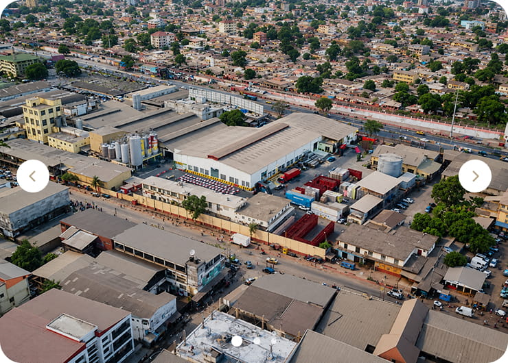 Vue aérienne du site industriel SOBRAGUI à Conakry