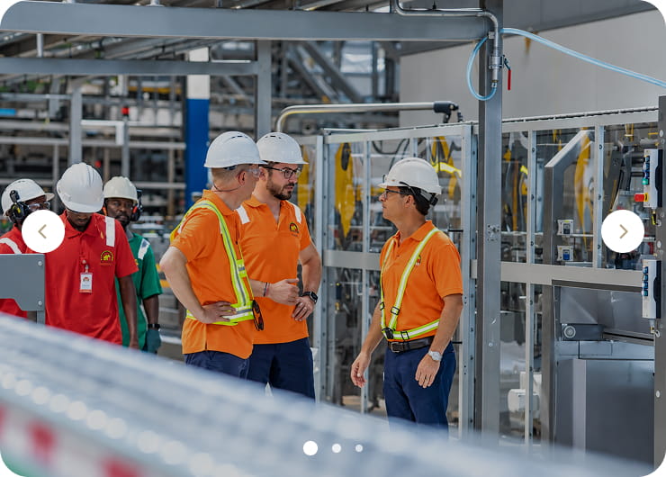 Collaborateurs visitant une chaîne de production SOBRAGUI
